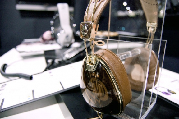 *Jay-Z has teamed with headphone makers Skullcandy to release the Roc Nation 