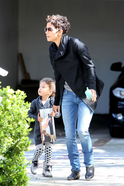 halle berry daughter nahla 2011. Halle Berry and her daughter